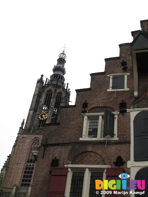 SX02894 Onze-Lieve-Vrouwenkerk framed by medieval house